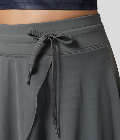 Grauer Sportrock mit Kordelzug, Nahaufnahme. Bequemer, atmungsaktiver Stoff, ideal für Fitness und Freizeit. Moderner, funktionaler Stil.