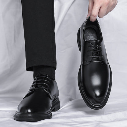 Schwarze Herren-Lederschnürschuhe, elegant und glänzend, ideal für formelle Anlässe. Perfekte Business-Schuhe für stilvolle Outfits.