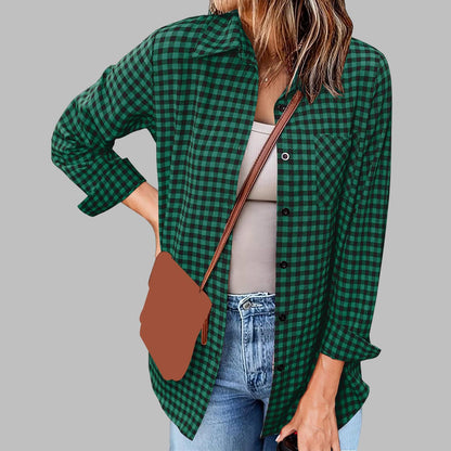 Frau in grün-kariertem Hemd, Jeans und beiger Top, mit brauner Umhängetasche. Modetrend, lässiger Stil, Damenmode, Herbstoutfit.
