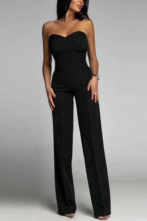 Frau in schwarzem, schulterfreiem Jumpsuit, elegante Abendmode, modisches Outfit, zeitloser Stil, Damenbekleidung, schicke Mode für besondere Anlässe.