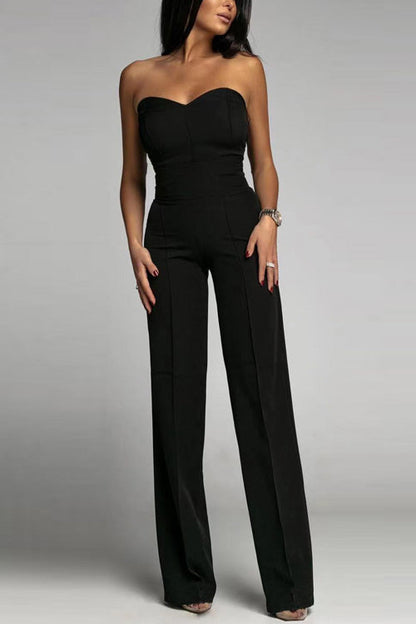 Frau in schwarzem, schulterfreiem Jumpsuit, elegante Abendmode, modisches Outfit, zeitloser Stil, Damenbekleidung, schicke Mode für besondere Anlässe.