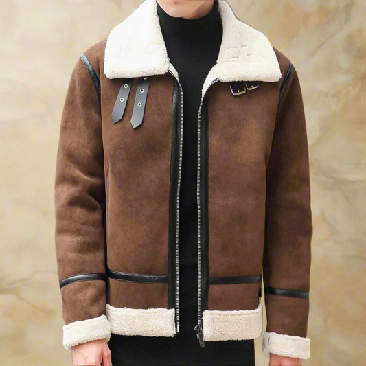 Braune Herren-Lederjacke mit weißem Lammfellkragen, Reißverschluss und schwarzen Akzenten. Modische Winterbekleidung, stilvoll und warm.