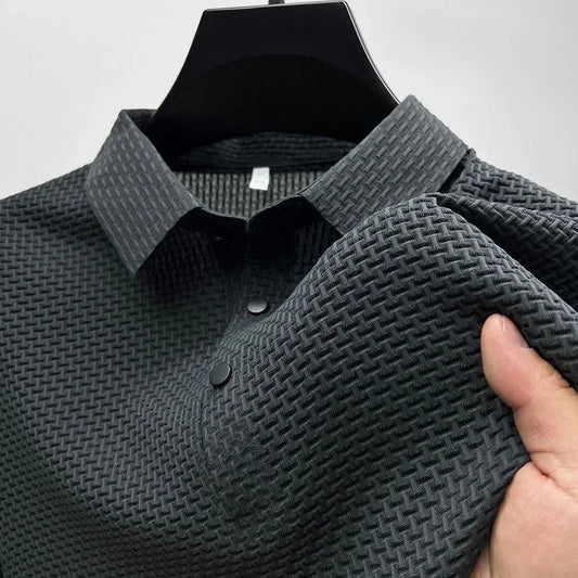 Dunkles, strukturiertes Herrenhemd auf einem Kleiderbügel, Nahaufnahme. Elegantes Design, hochwertige Stoffqualität, ideal für formelle Anlässe.