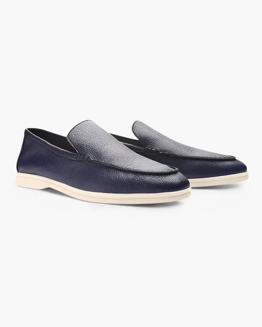 Dunkelblaue Herren-Lederloafer mit weißer Sohle, elegantes Design, ideal für Business und Freizeit. Bequeme, stilvolle Schuhe für Herrenmode.