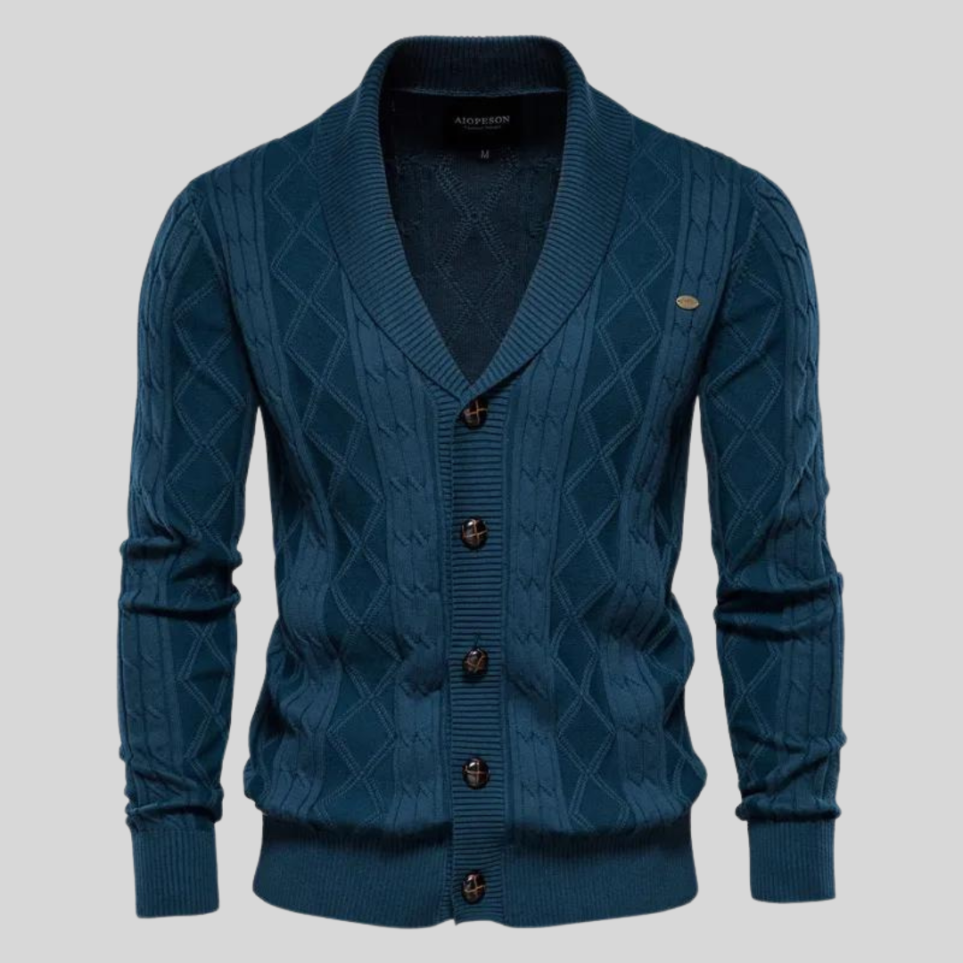 Dunkelblauer Herren-Cardigan mit Schalkragen, Knopfleiste und Rautenmuster. Eleganter Strickpullover für Herbstmode und stilvolle Outfits.