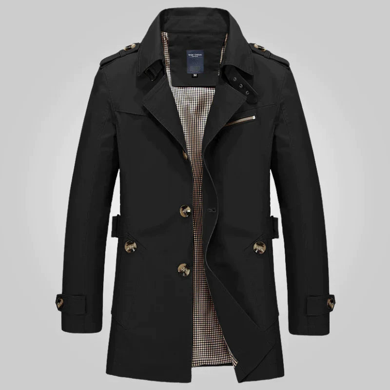 Schwarzer Herren-Trenchcoat mit Knopfleiste, Reverskragen und kariertem Innenfutter. Eleganter Mantel für Herbst und Winter.