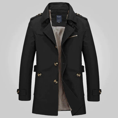 Schwarzer Herren-Trenchcoat mit Knopfleiste, Reverskragen und kariertem Innenfutter. Eleganter Mantel für Herbst und Winter.