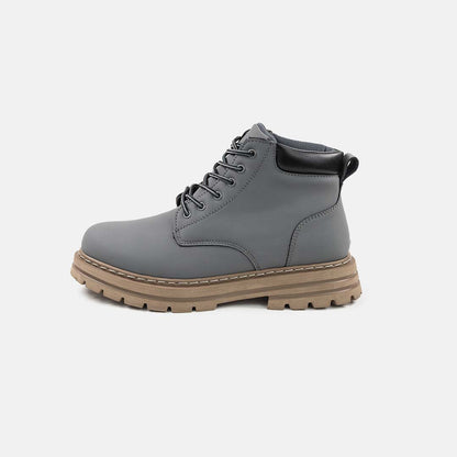 Grauer Herrenstiefel mit schwarzem Kragen und dicker, beiger Sohle, seitliche Ansicht. Robuster Schnürstiefel für Outdoor-Aktivitäten.