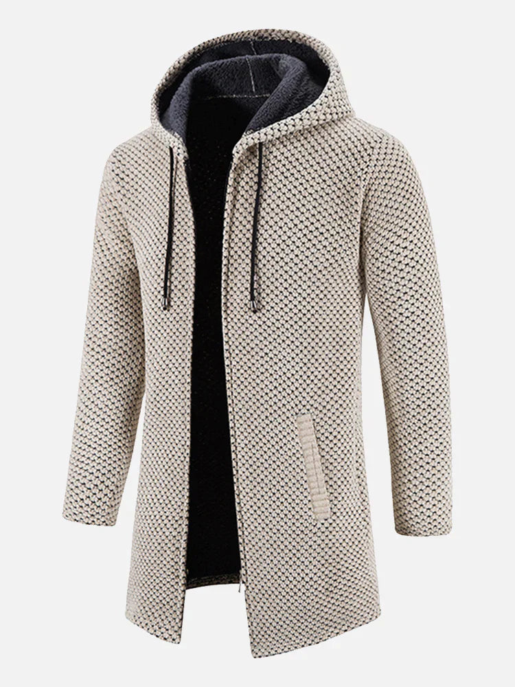 Beige Herrenmantel mit Kapuze, gestricktes Design, lange Ärmel, offener Frontstil. Modischer Wintermantel für Herren, ideal für kalte Tage.