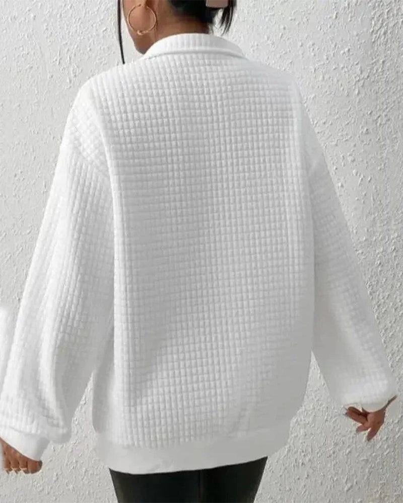 Weiße, gesteppte Damenjacke mit langen Ärmeln, Rückansicht. Modischer, strukturierter Stoff, ideal für Herbst- und Winteroutfits.