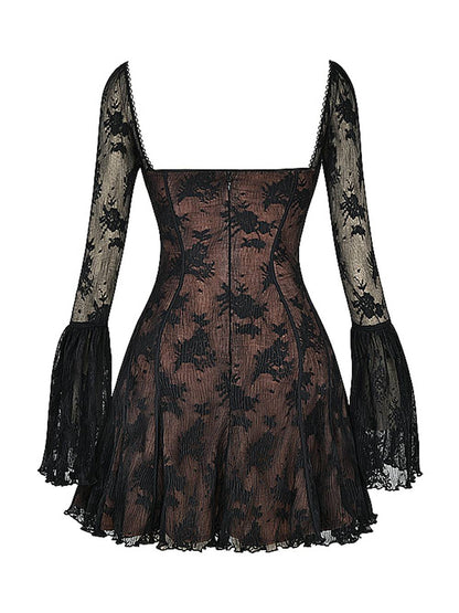 Schwarzes Spitzenkleid mit langen Ärmeln, ausgestelltem Rock und floralem Muster. Elegantes Design, ideal für Abendveranstaltungen und Partys.