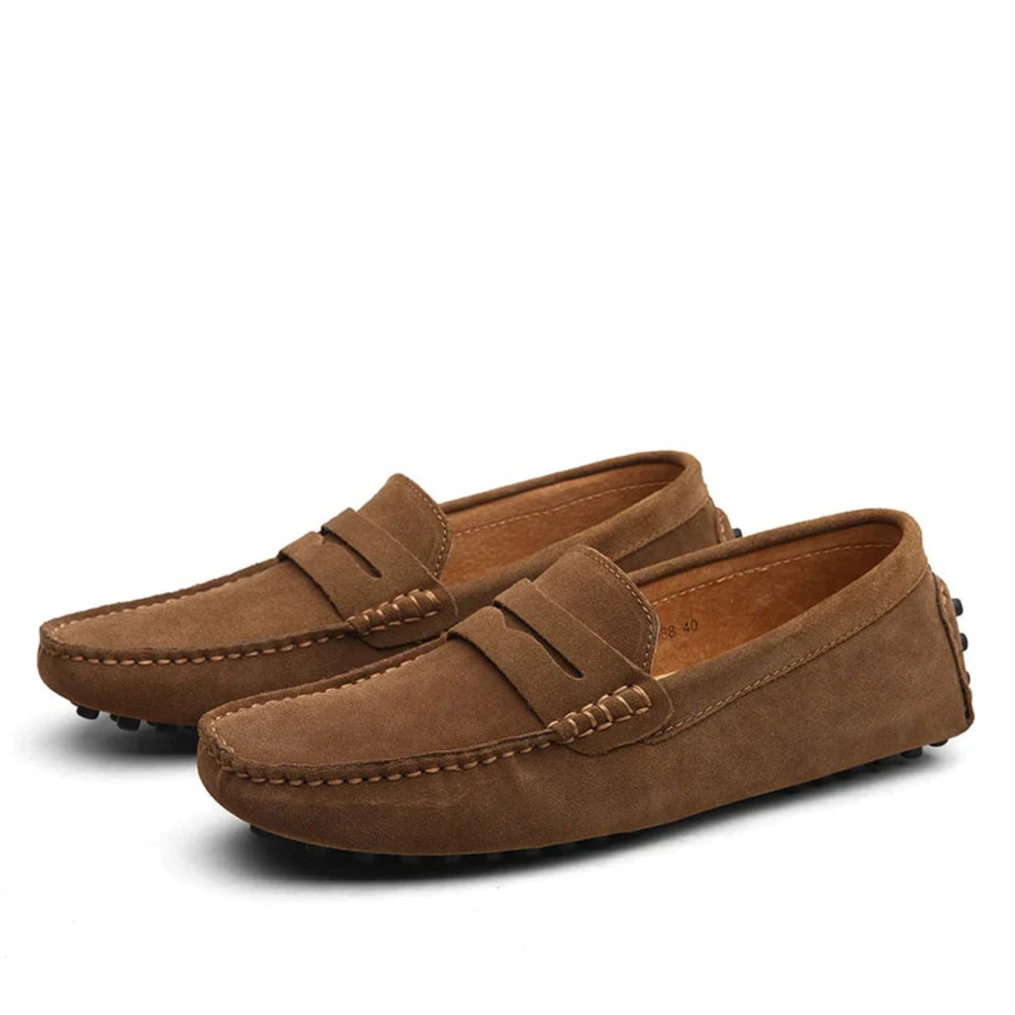 Braune Herren-Wildleder-Mokassins mit genähten Details und rutschfester Sohle. Elegante Freizeitschuhe für stilvolle Outfits.