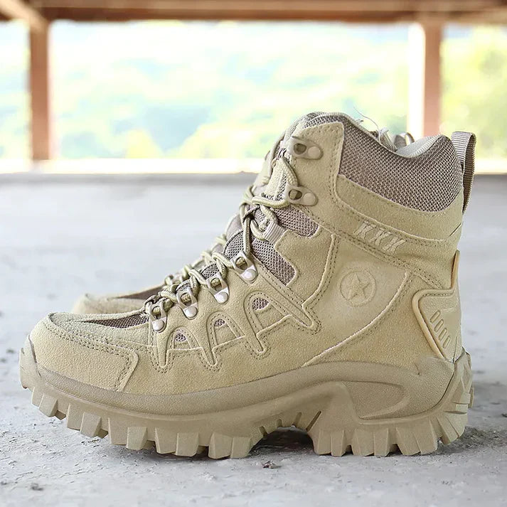 Beige Wanderschuhe mit robustem Profil, atmungsaktivem Mesh und verstärkter Zehenkappe. Ideal für Outdoor-Abenteuer und Trekking.