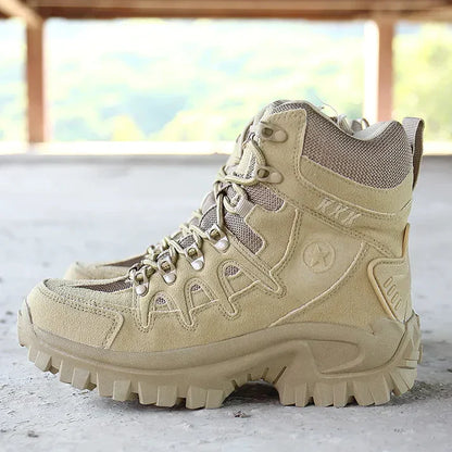Beige Wanderschuhe mit robustem Profil, atmungsaktivem Mesh und verstärkter Zehenkappe. Ideal für Outdoor-Abenteuer und Trekking.