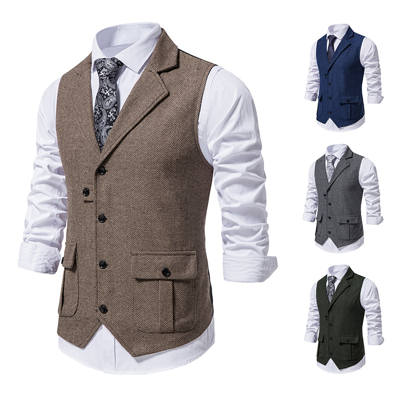 Herrenweste in Braun mit Knöpfen und Taschen, kombiniert mit weißem Hemd und gemusterter Krawatte. Weitere Farben: Blau, Grau, Grün. Elegante Herrenmode.