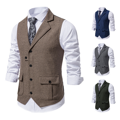 Herrenweste in Braun mit Knöpfen und Taschen, kombiniert mit weißem Hemd und gemusterter Krawatte. Weitere Farben: Blau, Grau, Grün. Elegante Herrenmode.