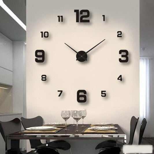 Große moderne Wanduhr mit schwarzen Ziffern und Zeigern in Esszimmer, stilvolle Dekoration, minimalistisches Design, zeitgenössische Inneneinrichtung.