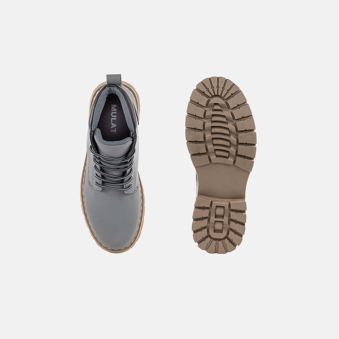 Graue Herrenstiefel mit robustem Profil, Draufsicht und Sohle, ideal für Outdoor-Aktivitäten. Hochwertige Materialien, modisches Design.