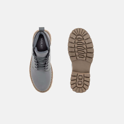 Graue Herrenstiefel mit robustem Profil, Draufsicht und Sohle, ideal für Outdoor-Aktivitäten. Hochwertige Materialien, modisches Design.