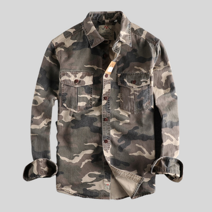 Camouflage-Hemd für Herren, Langarm, mit Knopfleiste und Brusttaschen, ideal für Outdoor-Aktivitäten, modisches Design, vielseitig kombinierbar.