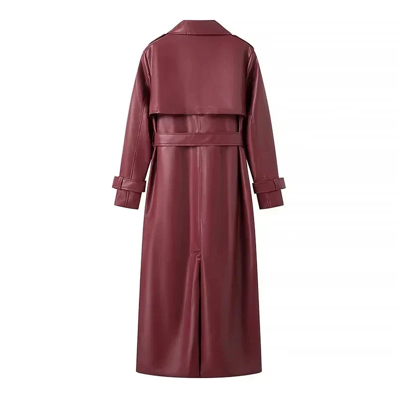 Langer roter Ledermantel für Damen, Rückansicht. Eleganter Trenchcoat mit Gürtel und Knopfdetails, ideal für Herbstmode und stilvolle Outfits.