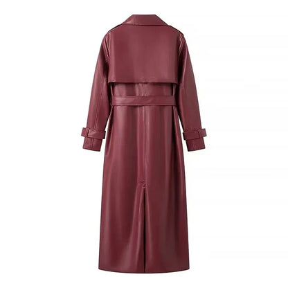 Langer roter Ledermantel für Damen, Rückansicht. Eleganter Trenchcoat mit Gürtel und Knopfdetails, ideal für Herbstmode und stilvolle Outfits.
