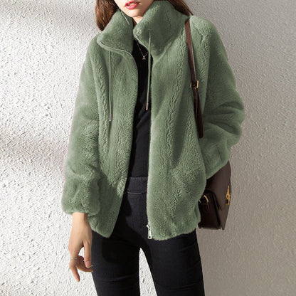 Frau in grüner Kunstpelzjacke, schwarze Hose, braune Umhängetasche, modisch, Herbstmode, stilvoll, warm, elegant, Damenbekleidung.