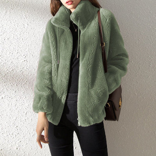Frau in grüner Kunstpelzjacke, schwarze Hose, braune Umhängetasche, modisch, Herbstmode, stilvoll, warm, elegant, Damenbekleidung.