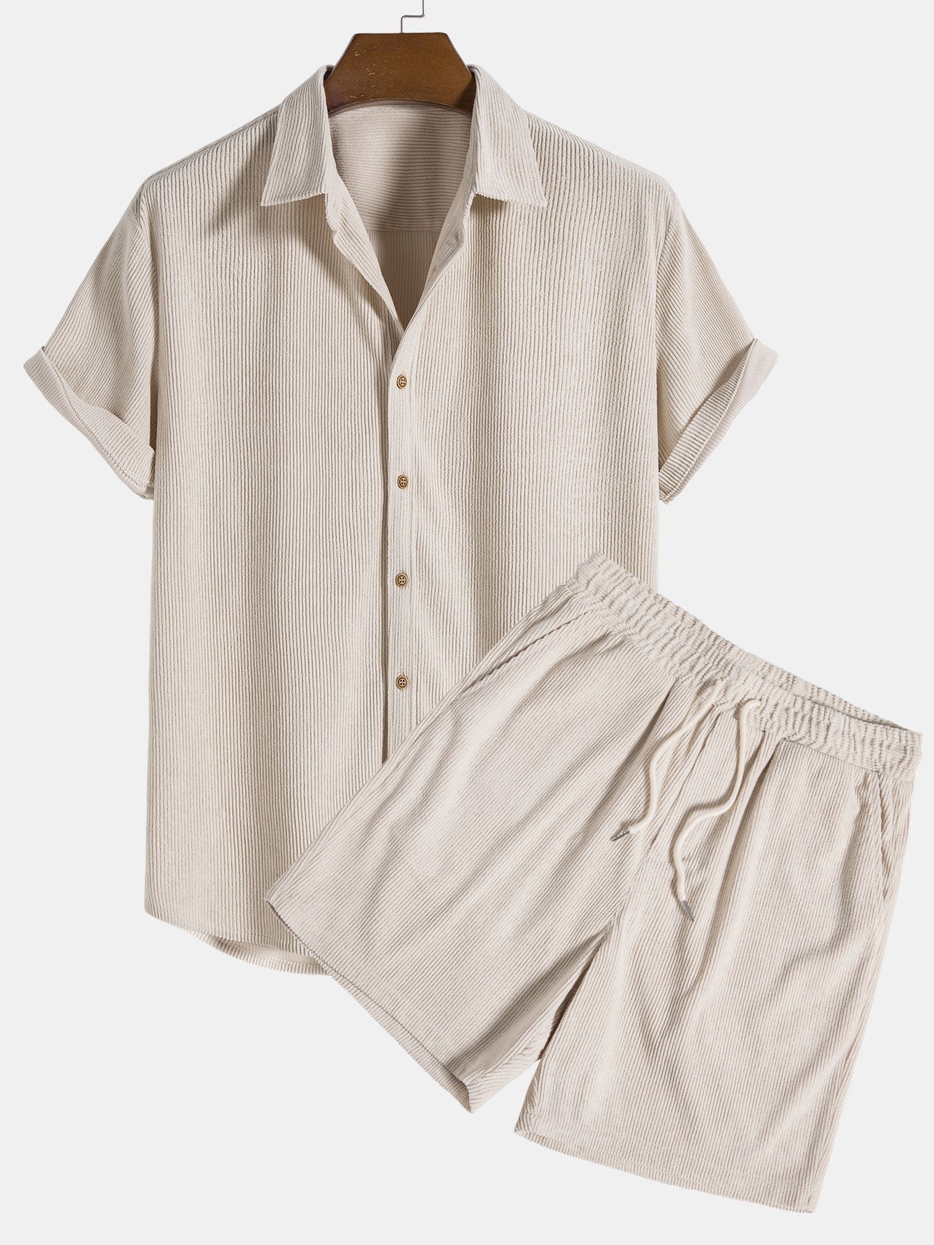 Beiges Herren-Set aus Leinen, bestehend aus kurzärmeligen Hemd und Shorts. Sommermode, lässiger Stil, atmungsaktives Material.