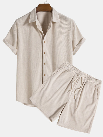 Beiges Herren-Set aus Leinen, bestehend aus kurzärmeligen Hemd und Shorts. Sommermode, lässiger Stil, atmungsaktives Material.