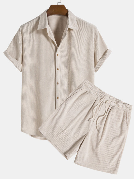 Beiges Herren-Set aus Leinen, bestehend aus kurzärmeligen Hemd und Shorts. Sommermode, lässiger Stil, atmungsaktives Material.