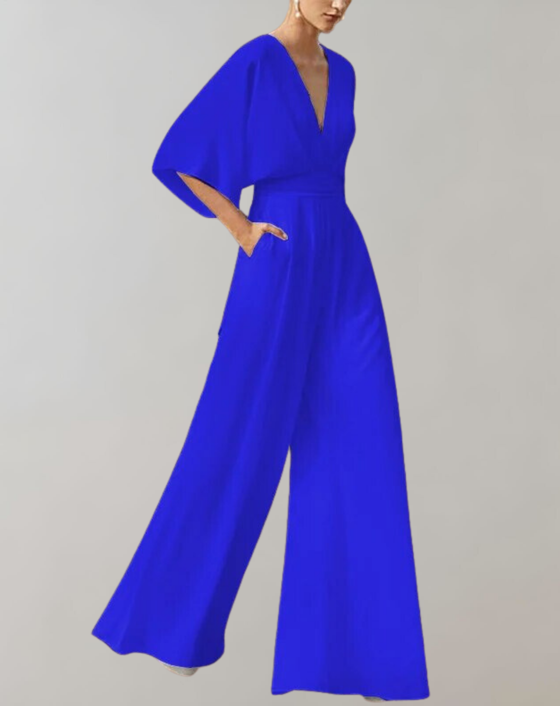 Frau in elegantem, königsblauem Jumpsuit mit weitem Bein und tiefem V-Ausschnitt, modisches Design, ideal für Abendveranstaltungen.