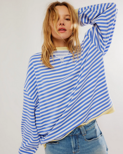 Frau in blau-weiß gestreiftem Pullover und Jeans, lässiger Look, Mode für Damen, trendiger Freizeitstil, modische Kleidung, urbaner Chic.