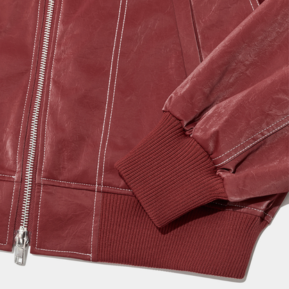 Rote Lederjacke mit Reißverschluss und geripptem Bündchen, stilvolles Design, hochwertige Verarbeitung, modische Herrenbekleidung.