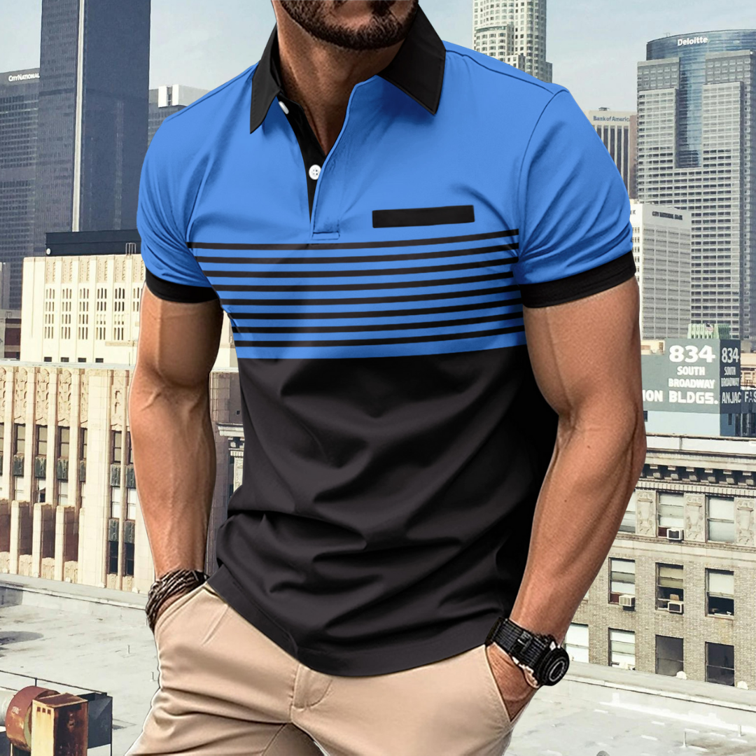 Mann in blau-schwarzem Polohemd mit Streifen, steht vor städtischer Skyline. Mode, Herrenbekleidung, urbaner Stil, Sommeroutfit.