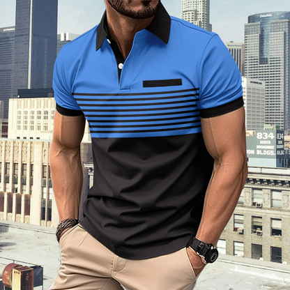 Mann in blau-schwarzem Polohemd mit Streifen, steht vor städtischer Skyline. Mode, Herrenbekleidung, urbaner Stil, Sommeroutfit.