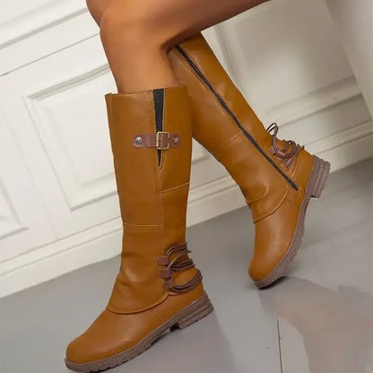 Seitenansicht der kniehohen Stiefel mit elegantem Schaft