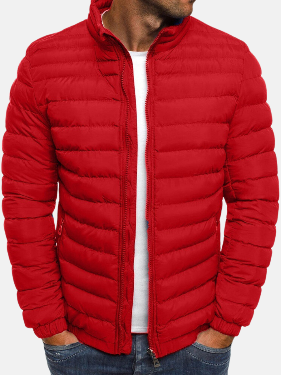 Rote Steppjacke für Herren, modisch und warm, mit Reißverschluss und Stehkragen. Perfekt für Herbst und Winter.