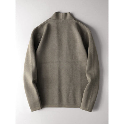 Grauer Herrenpullover aus Wolle, Rückansicht. Minimalistisches Design, langärmlig, ideal für Herbstmode. Hochwertige Strickware, zeitloser Stil.