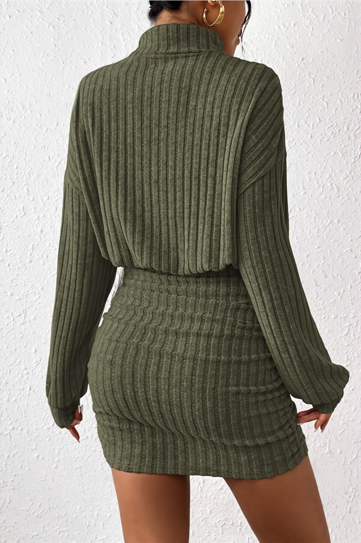 Nahaufnahme des Rollkragens am Damen-Strickkleid