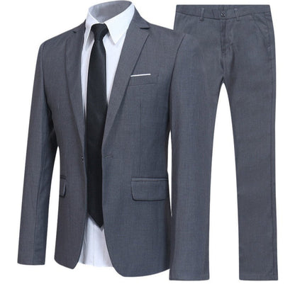 Grauer Herrenanzug mit Sakko, Hose, weißem Hemd und schwarzer Krawatte. Elegante Businessmode, ideal für formelle Anlässe.