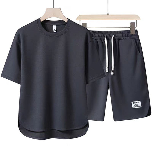 Dunkelgraues Herren-Sportset mit T-Shirt und Shorts, atmungsaktiv, ideal für Fitness und Freizeit. Hochwertige Sportbekleidung für Männer.