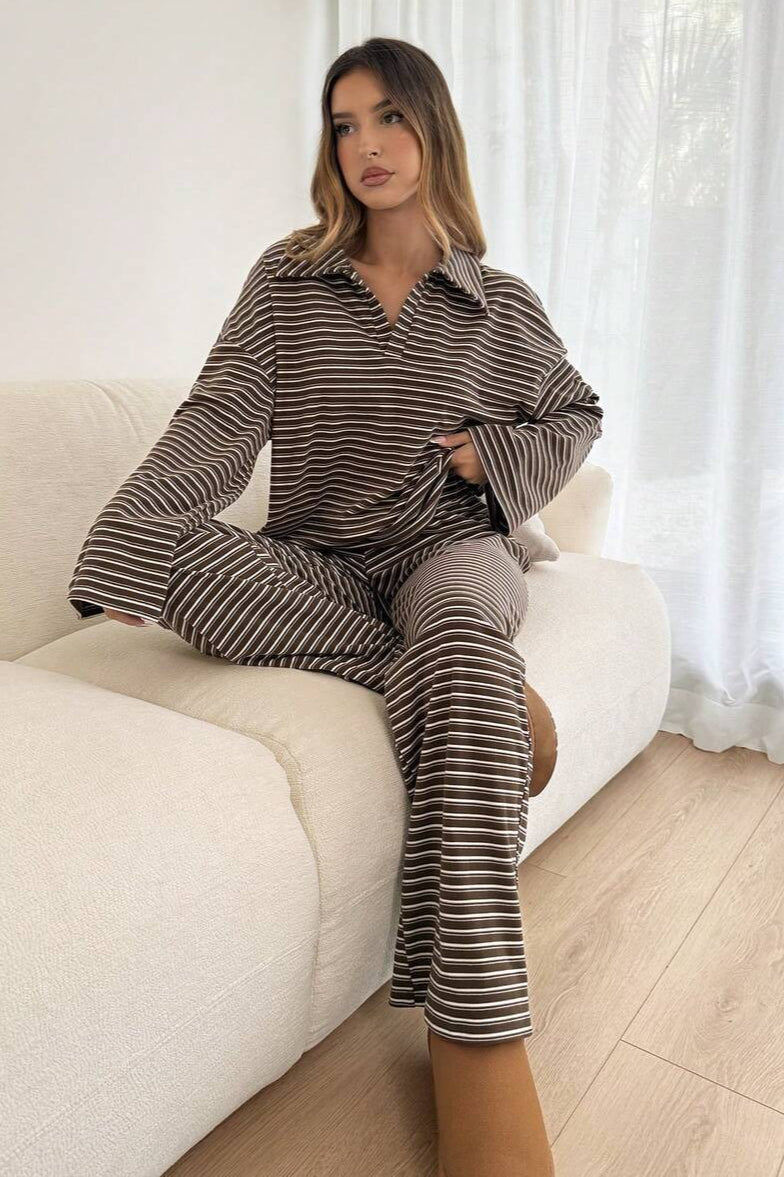 Lounge-Set mit Hose und Oberteil in der Rückansicht
