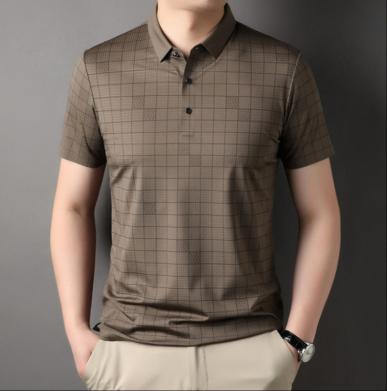 Mann trägt braunes kariertes Polohemd, kurzärmelig, mit beiger Hose. Modernes Herrenoutfit, Freizeitmode, stilvolles Design.