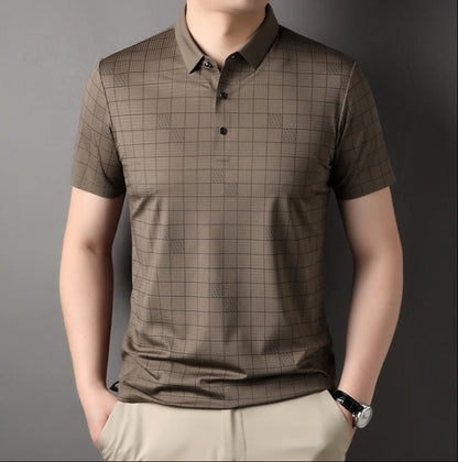 Mann trägt braunes kariertes Polohemd, kurzärmelig, mit beiger Hose. Modernes Herrenoutfit, Freizeitmode, stilvolles Design.