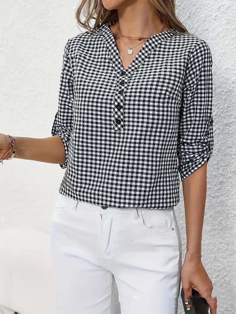 Frau in kariertem Hemd und weißer Hose, modisch gekleidet, lässiger Stil, Sommermode, elegantes Outfit, Freizeitlook, Damenbekleidung.