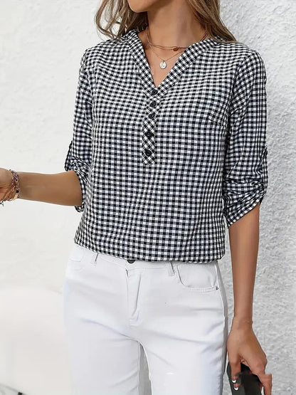 Frau in kariertem Hemd und weißer Hose, modisch gekleidet, lässiger Stil, Sommermode, elegantes Outfit, Freizeitlook, Damenbekleidung.