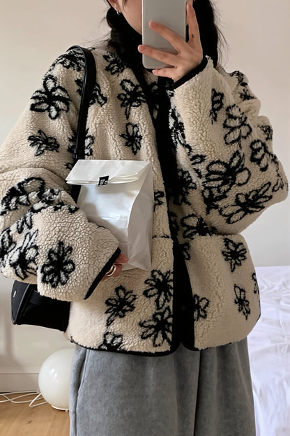 Wendbare Sherpa-Fleece-Jacke mit Blumenmuster in der Vorderansicht