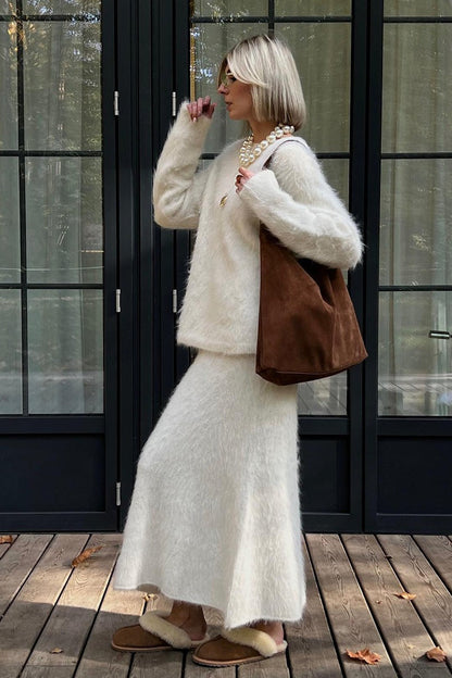Detailansicht des gestrickten Pullovers mit klassischem Ausschnitt