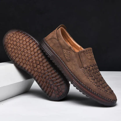 Braune Herren-Slipper aus Wildleder mit perforiertem Design und rutschfester Sohle, ideal für Freizeit und Business. Elegante, bequeme Schuhe.